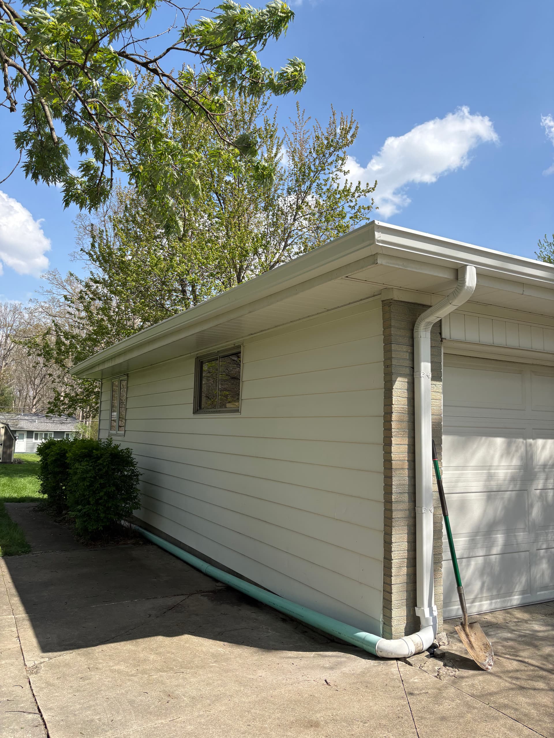 Gallery photos for Clean 6-Inch Gutter Installation on a Split-Level Home: Image #5