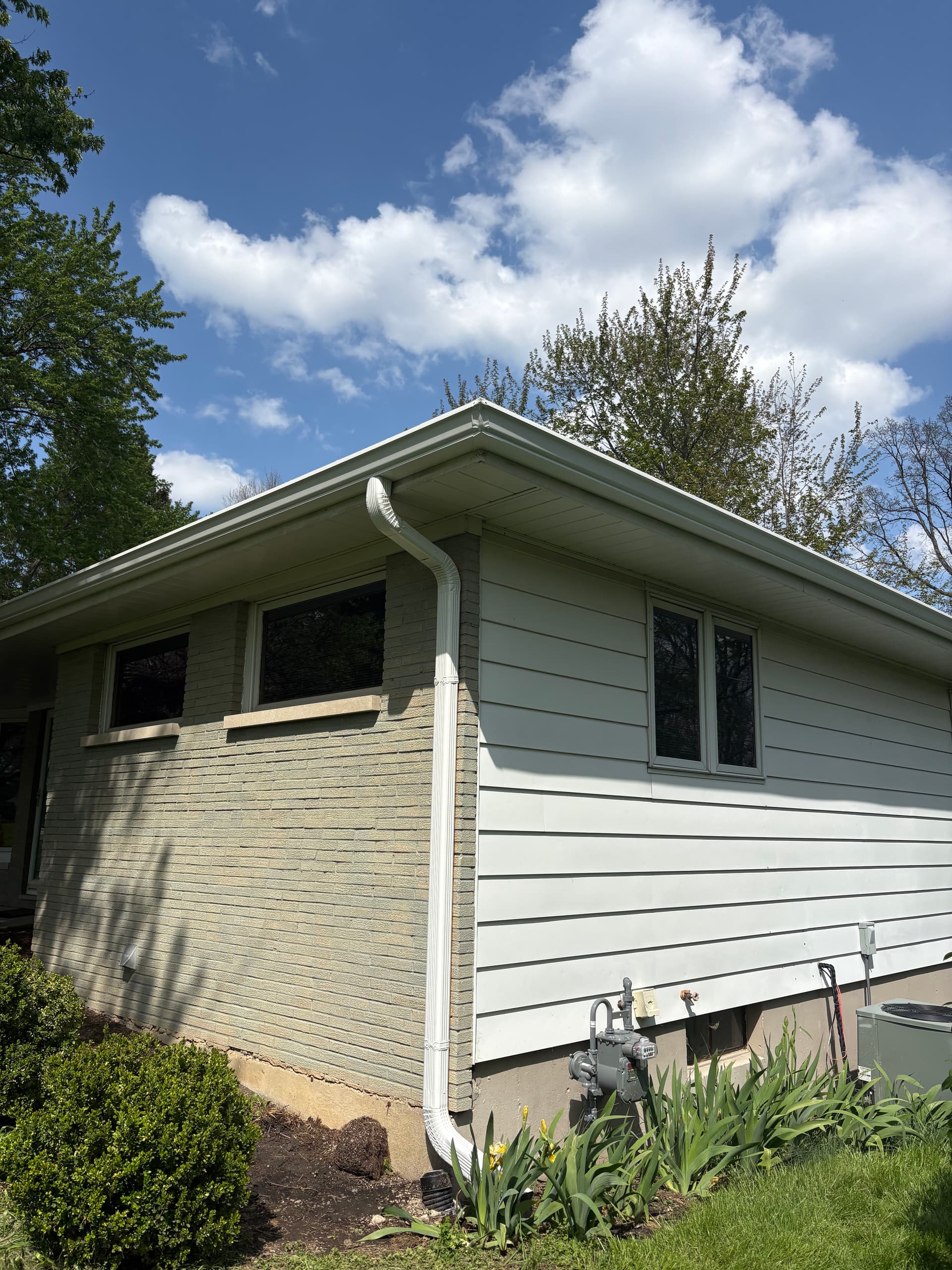 Gallery photos for Clean 6-Inch Gutter Installation on a Split-Level Home: Image #3