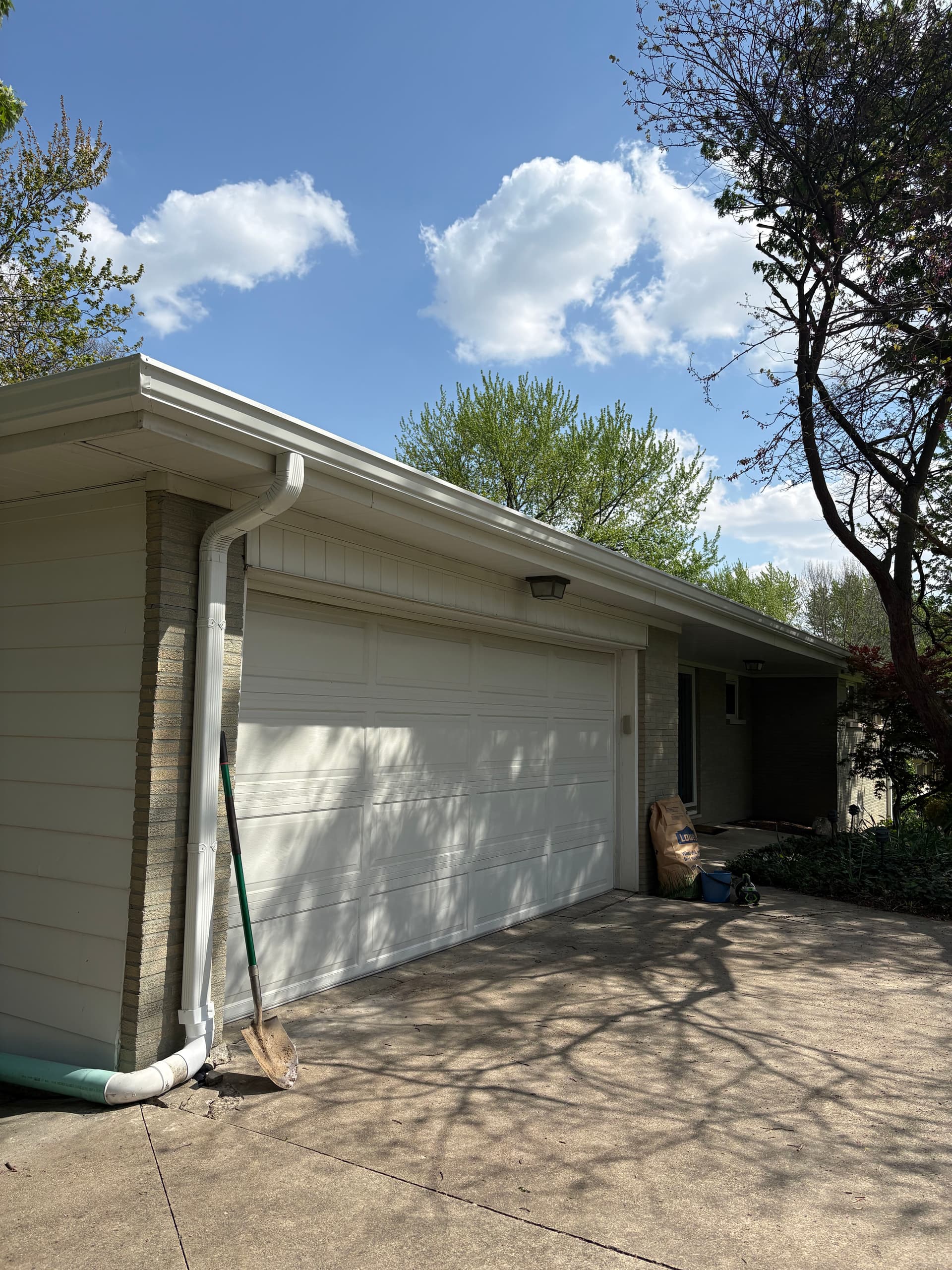 Gallery photos for Clean 6-Inch Gutter Installation on a Split-Level Home: Image #4