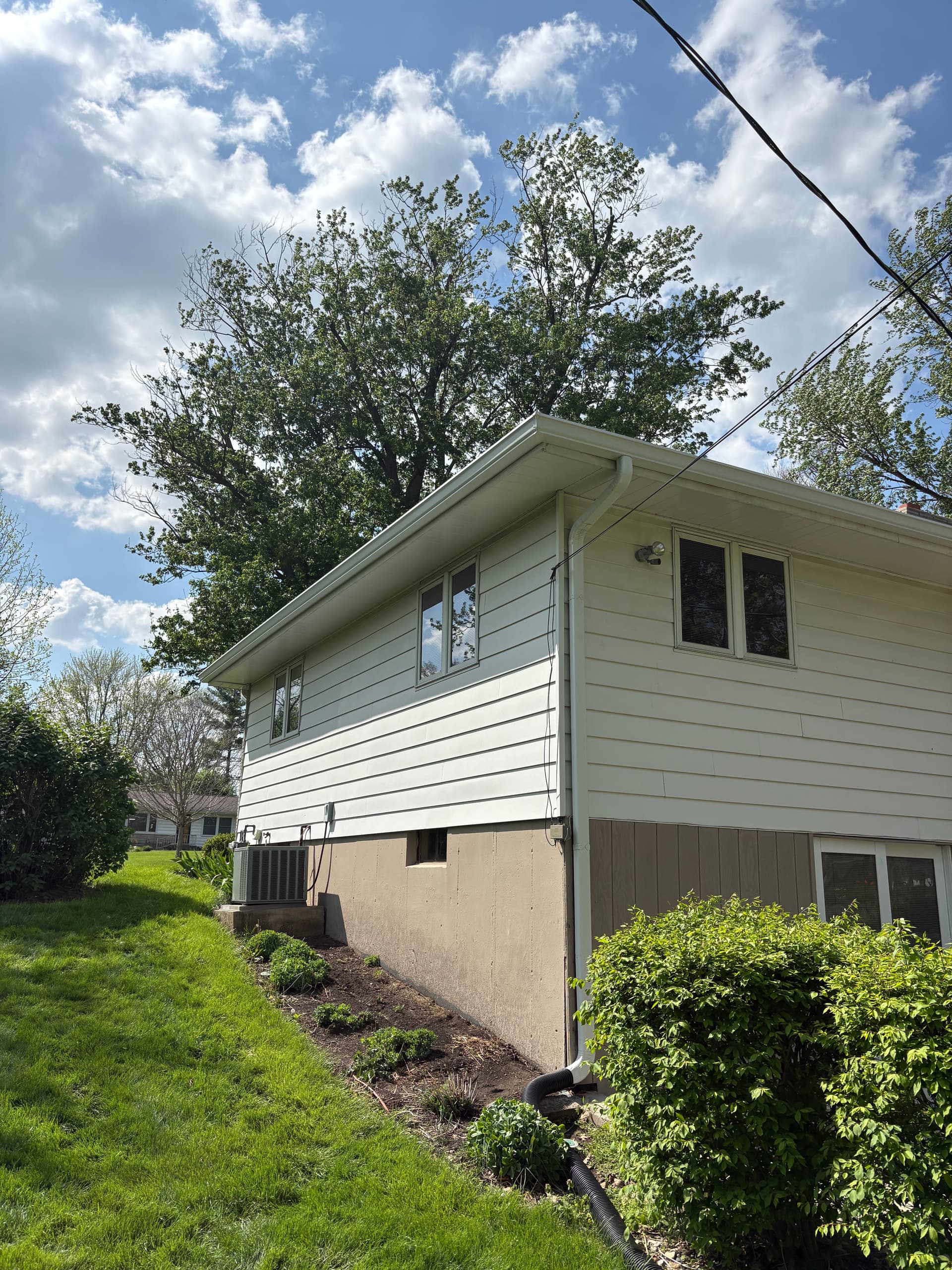 Gallery photos for Clean 6-Inch Gutter Installation on a Split-Level Home: Image #2