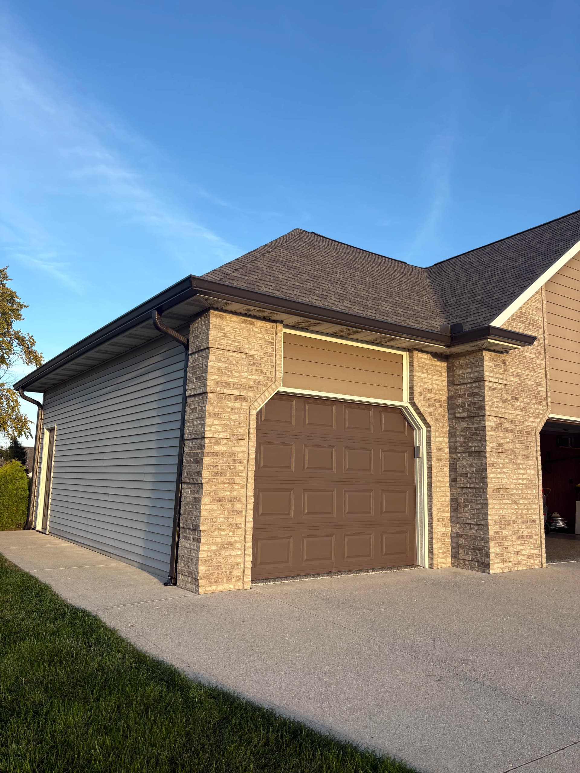 Gallery photos for Why 6-Inch Gutters in Dark Bronze Are Worth It: Image #2