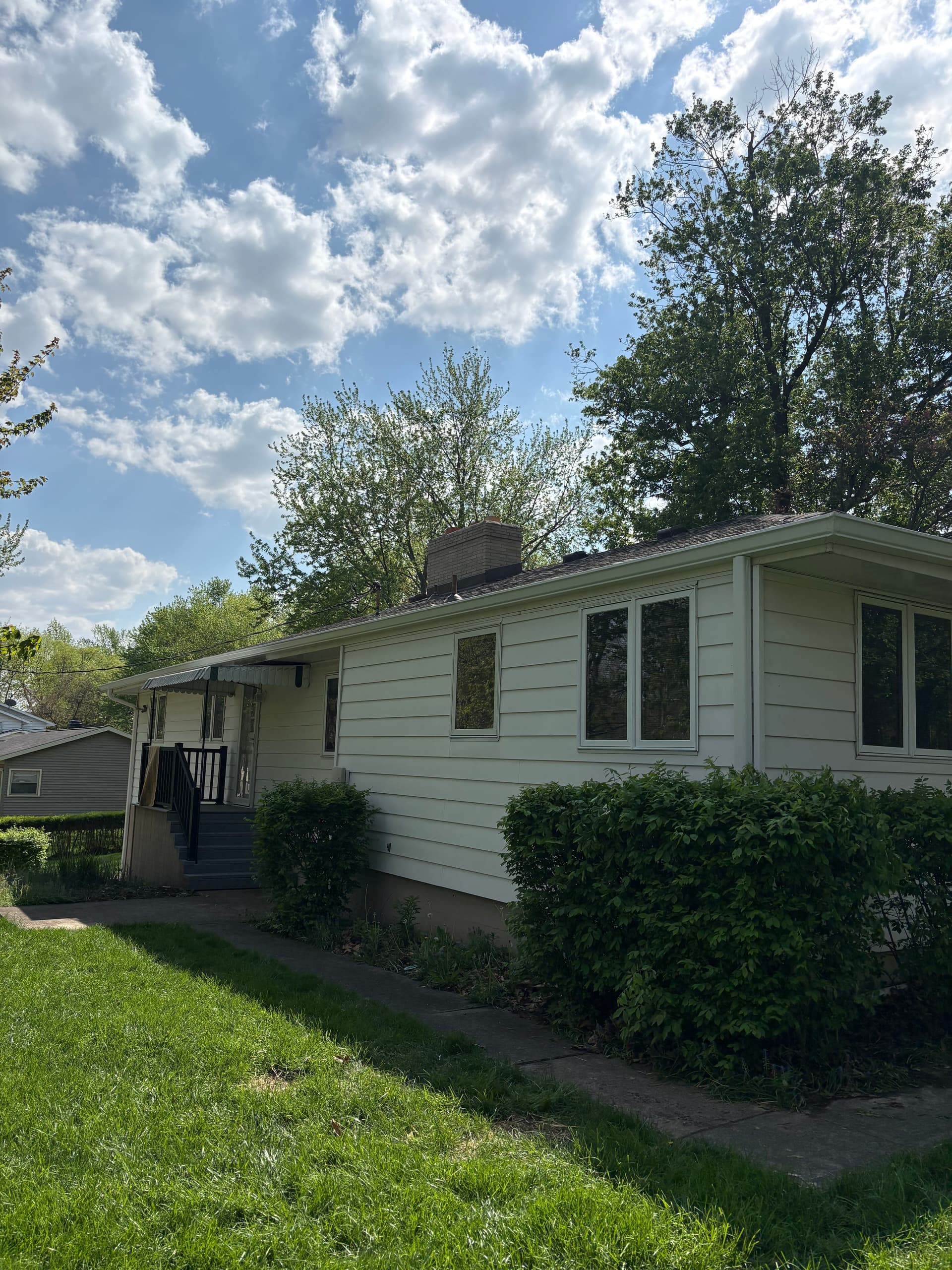 Clean 6-Inch Gutter Installation on a Split-Level Home image