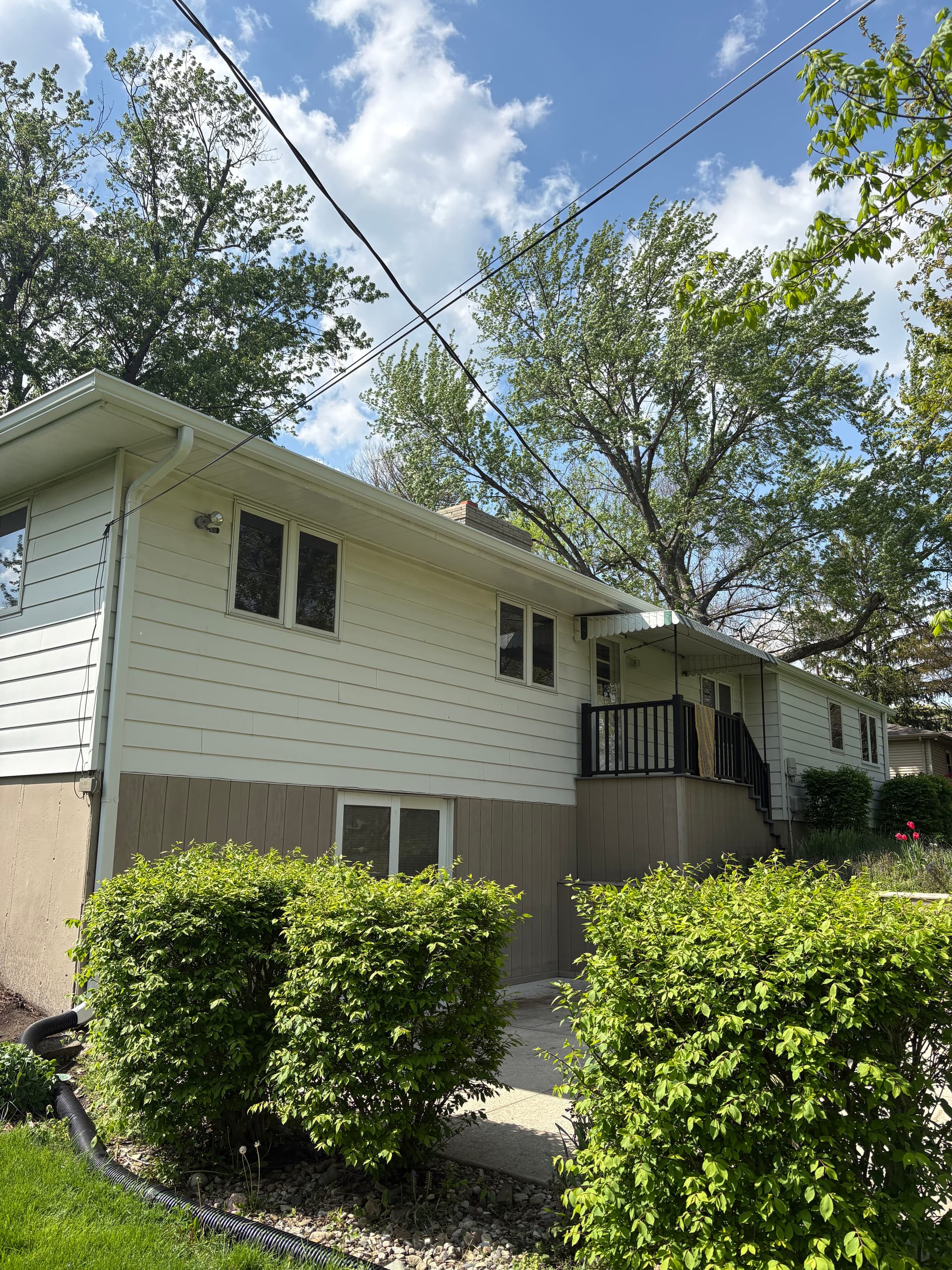 Gallery photos for Clean 6-Inch Gutter Installation on a Split-Level Home: Image #1