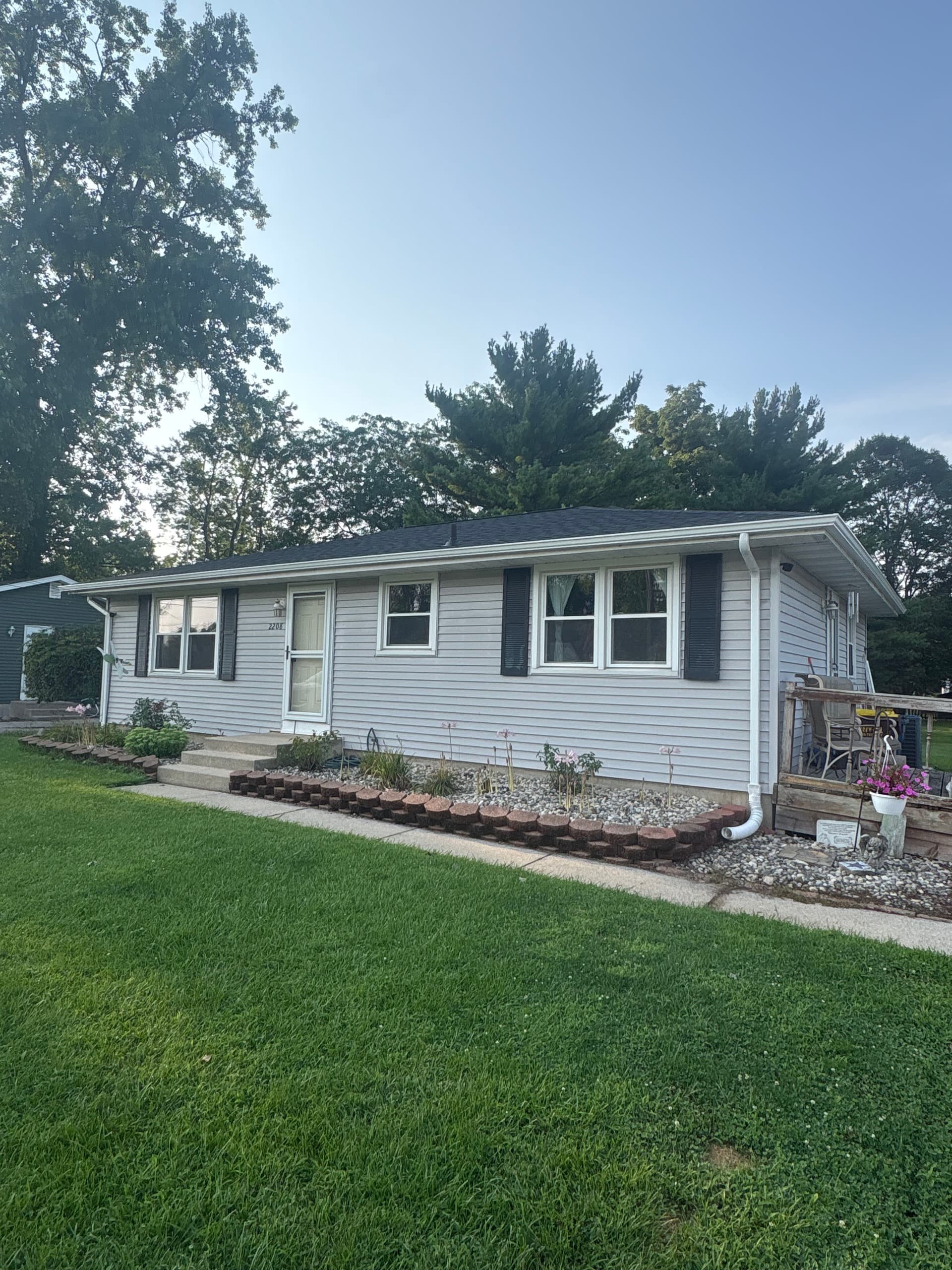 Atlas Pinnacle Pristine Shingles and New Gutters on a Ranch Home image